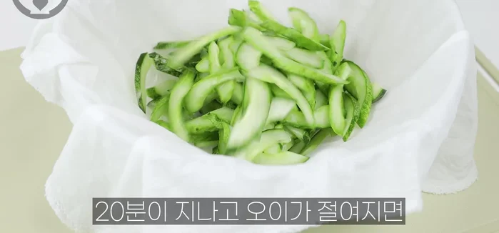 Remove excess moisture from the marinated cucumbers using a cotton cloth. (158.48)