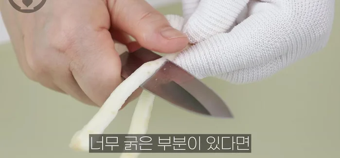 Prepare the doraji: If necessary, separate thicker parts. Sprinkle with coarse salt and knead gently for about a minute. Let it sit to reduce bitterness. (174)