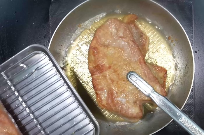 When the outer surface of the pork belly turns brown, take it out.