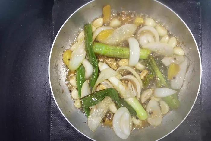 When the vegetables become mushy, add the dried radish greens.