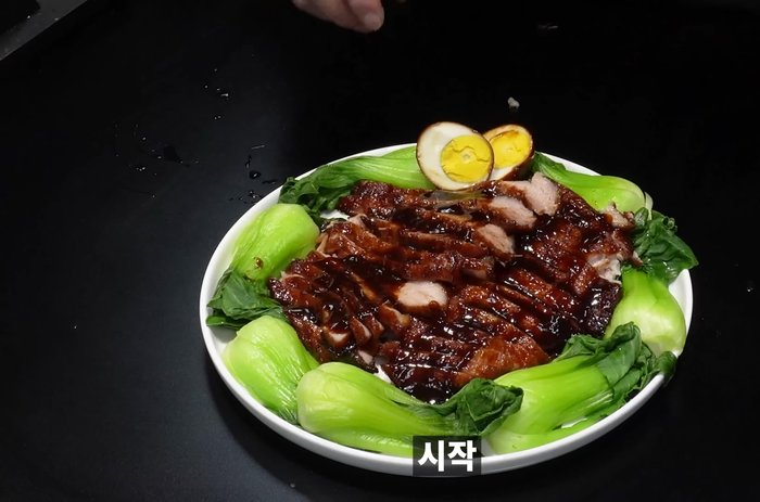 Lightly coat the pot with edible fish.