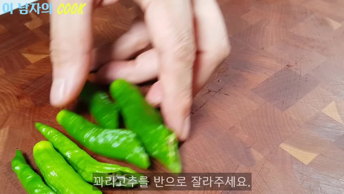 Cut chili peppers and apples into small pieces.