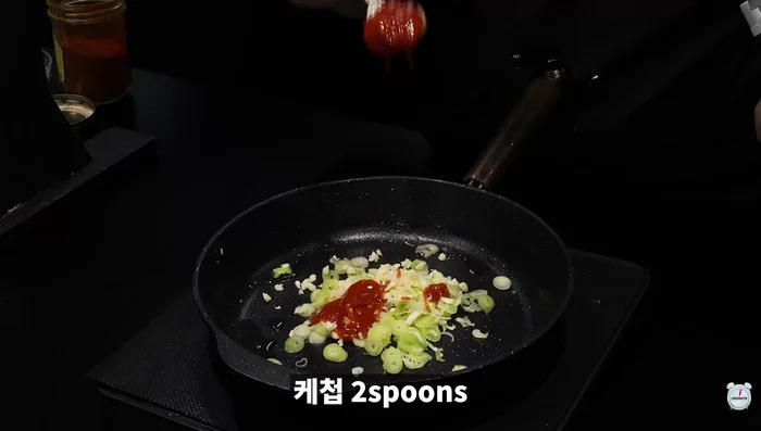 Add tomato ketchup, soy sauce, red pepper powder, fire sauce, and sugar.