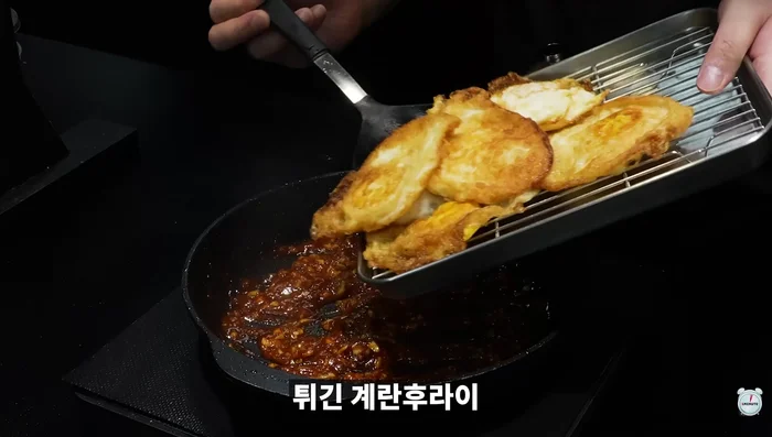 Add the fried eggs and stir-fry thoroughly, mixing them with the seasoning.