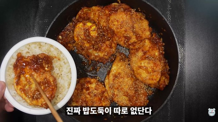 Fry the eggs. Pour a generous amount of edible oil into the pan, tilt the pan, and fry the eggs like you normally would.
