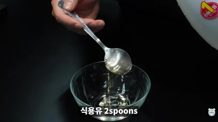 Make chili oil: Combine edible garlic and red pepper powder in a heat-resistant bowl. Microwave for exactly 1 minute.
