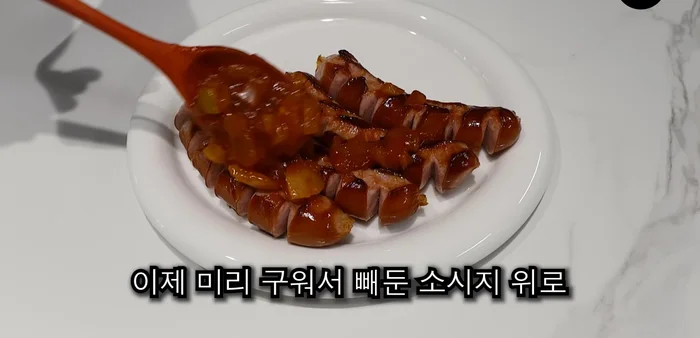 Pour the sauce over the grilled sausages.