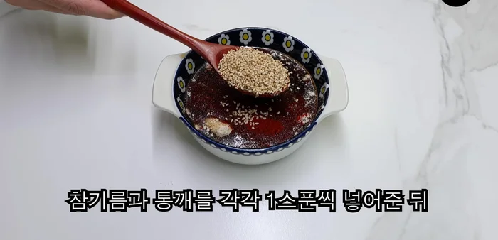 Prepare a sauce using paper towel, chicken or salt, red pepper powder, vinegar, sesame oil, and sesame seeds. Mix well.