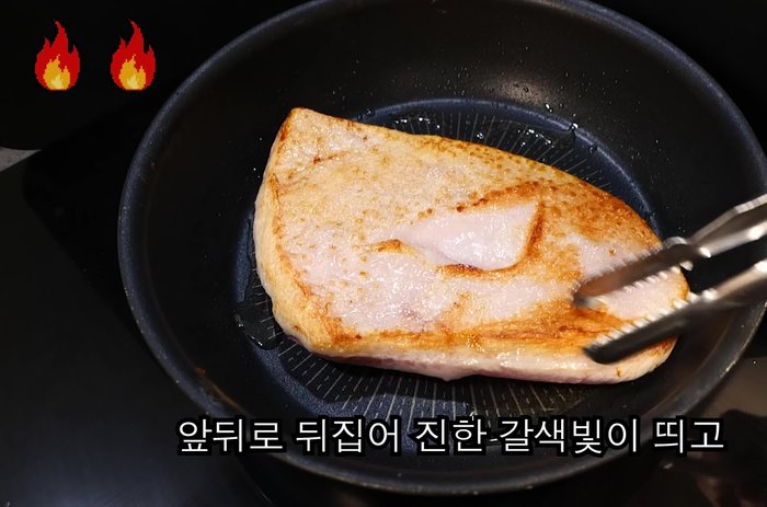 Add 500ml cola, 1 tablespoon soy sauce, 4 tablespoons bulseon, 1 large tablespoon garlic, and generous pepper.