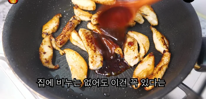 Add oyster sauce (or money sauce), sugar, vinegar, and water to create a sauce.