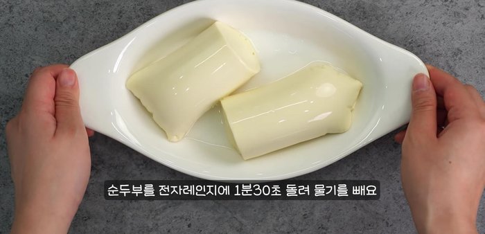 Heat the pan with a small amount of cooking oil over medium heat.