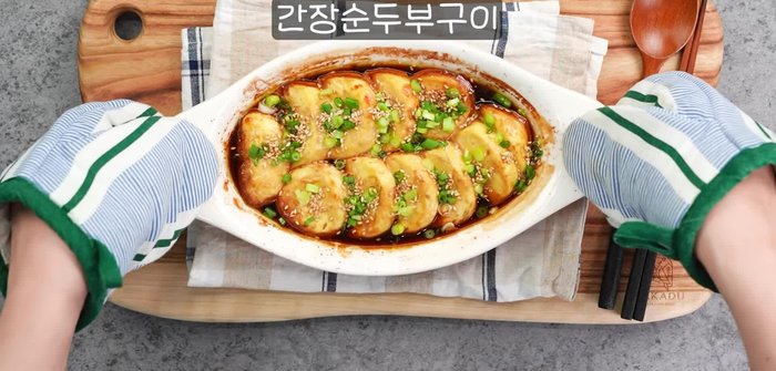 Prepare the ingredients: Cut the soft tofu into bite-sized pieces. Finely chop the green onions and garlic.