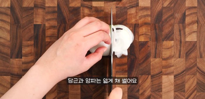 Toss and serve: Add the chopped eolgalbi to the sauce and mix well until all the leaves are evenly coated. Sprinkle with sesame seeds before serving.