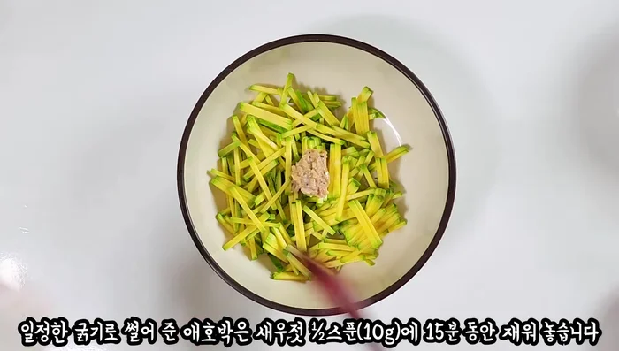 Marinate zucchini in 1/2 spoon of shrimp sauce for 15 minutes.