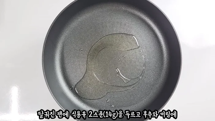 Heat cooking oil in a skillet and stir-fry the marinated pork until the color changes and spiciness disappears.